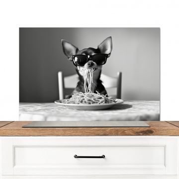 Spritzschutz Küche - Chihuahua - Hund - Sonnenbrille - Humorvoll - Schwarz - Weiß - Spaghetti